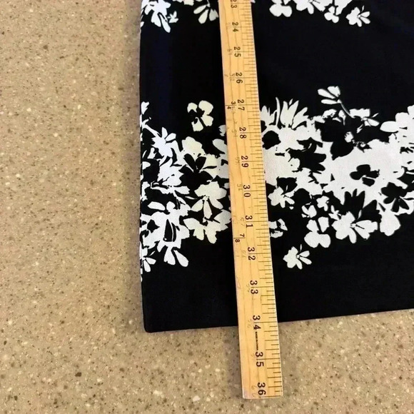 BANANA REPUBLIC Black White Floral Pattern Shift Dress Short Sleeve Size 4 - Picture 5 of 6